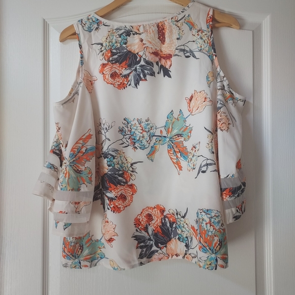 Sheilay medium cold shoulder top - Picture 5 of 6